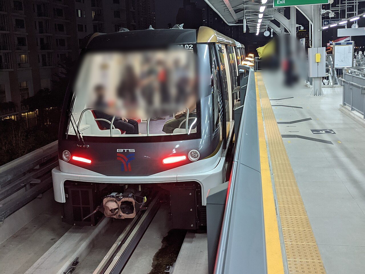 รถไฟฟ้าสายสีทองเทียบชานชาลาสถานีกรุงธนบุรี