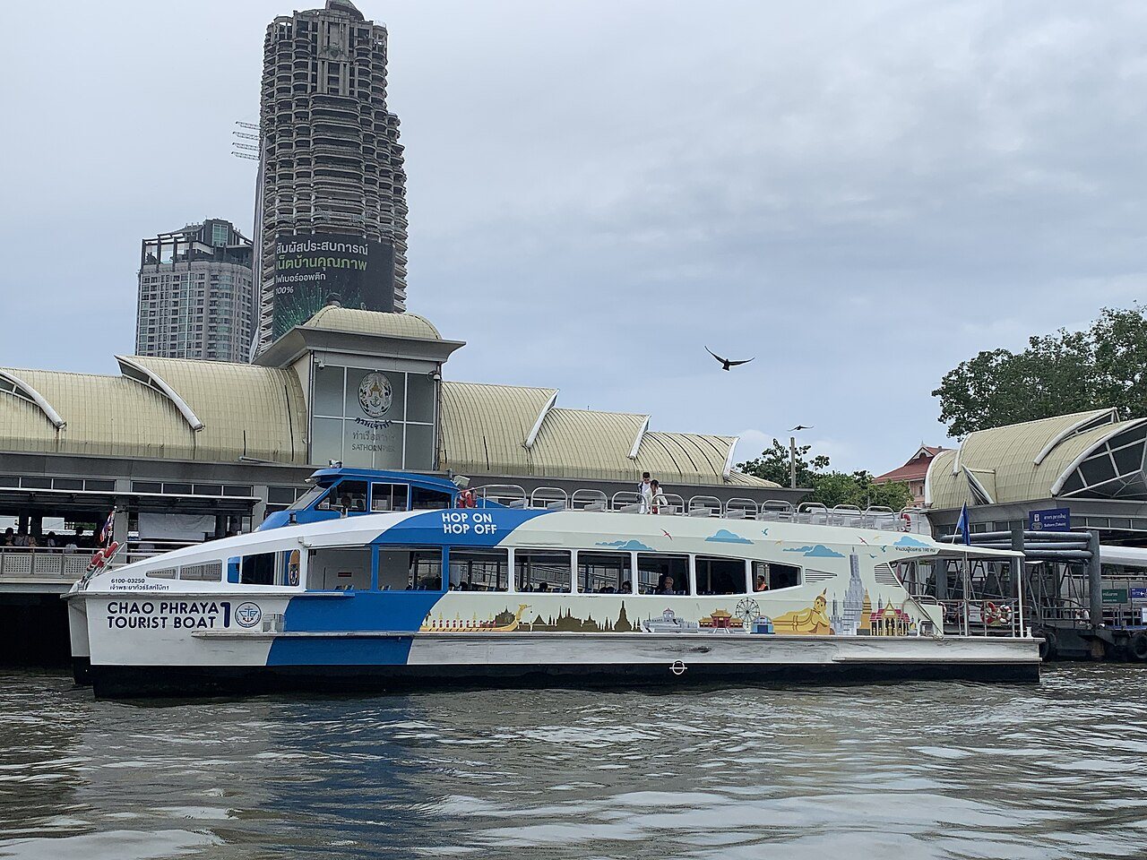 เรือท่องเที่ยวเจ้าพระยา Hop-on Hop-off ลำสีขาว-ฟ้า จอดเทียบท่าสาทร