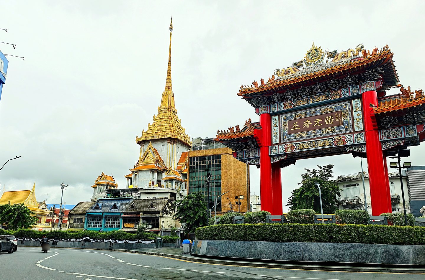 Chinatown Gate at the head of Yaowarat Road, with Wat Traimit behind