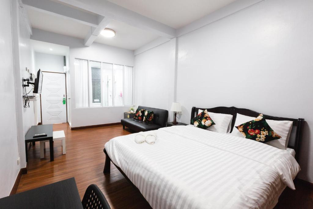 Deluxe extra-large room with double bed and sofa corner
