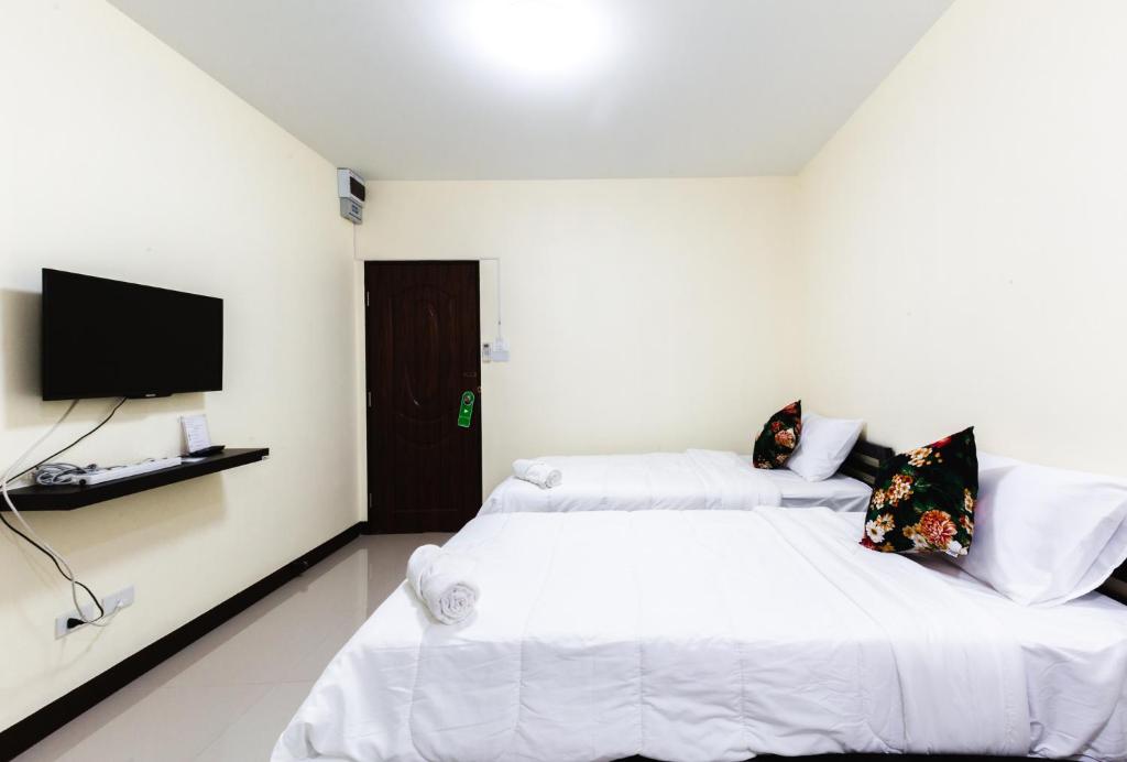 Twin room with wall-mounted TV