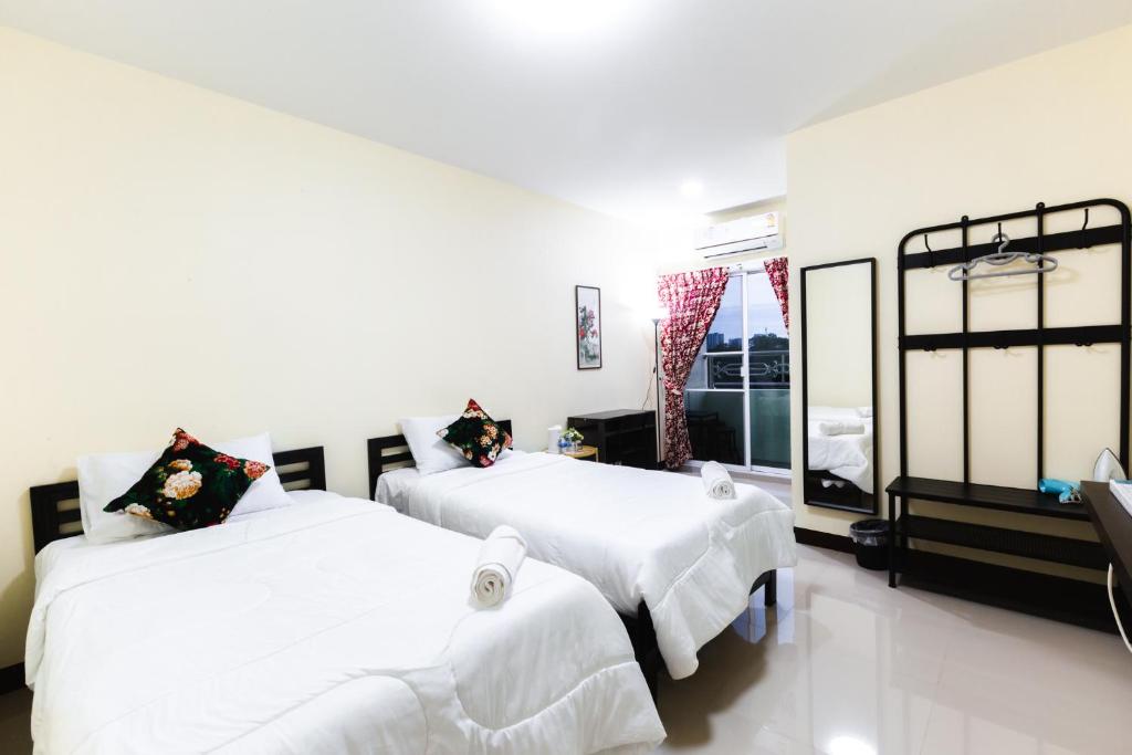 Studio Apartment twin beds